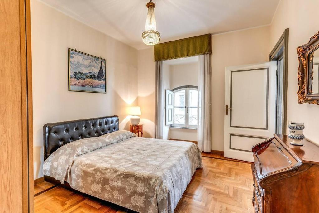 XX SETT: Flat by Barberini Trevi Fountain 2