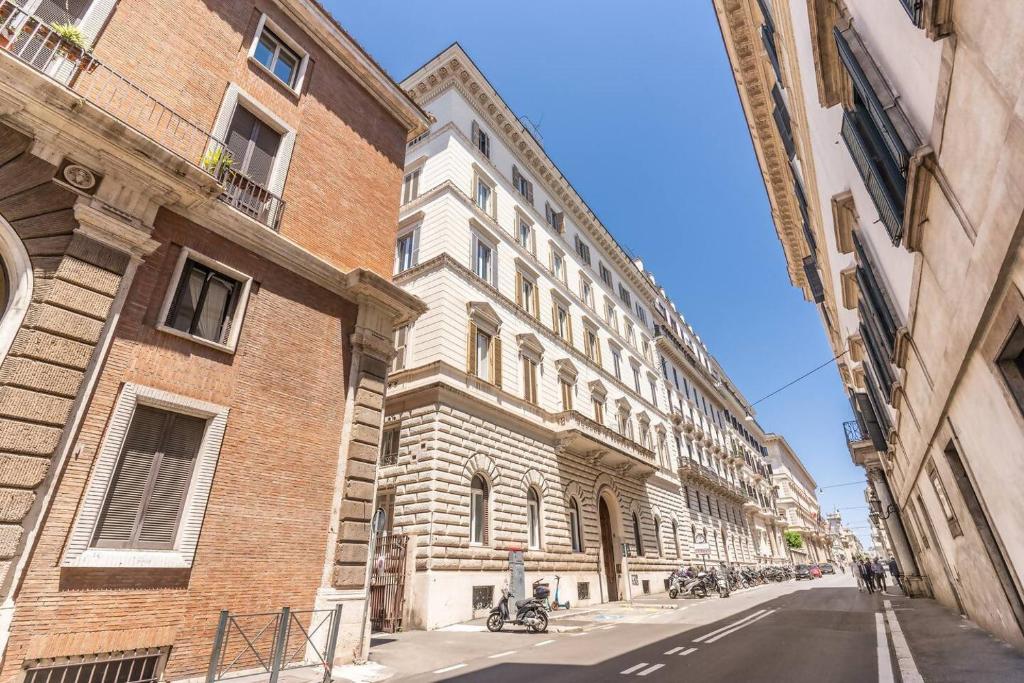 XX SETT: Flat by Barberini Trevi Fountain 5
