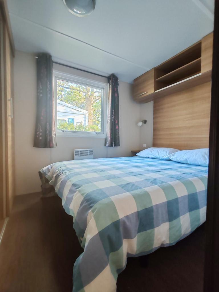 une chambre avec un grand lit avec une fenêtre dans l'établissement Mobil home 6 personnes, à Sainte-Croix-de-Verdon 16 autres photos