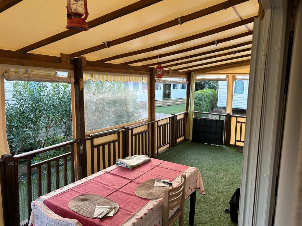 une véranda avec une table sur un balcon dans l'établissement Azur 77, à Fréjus
