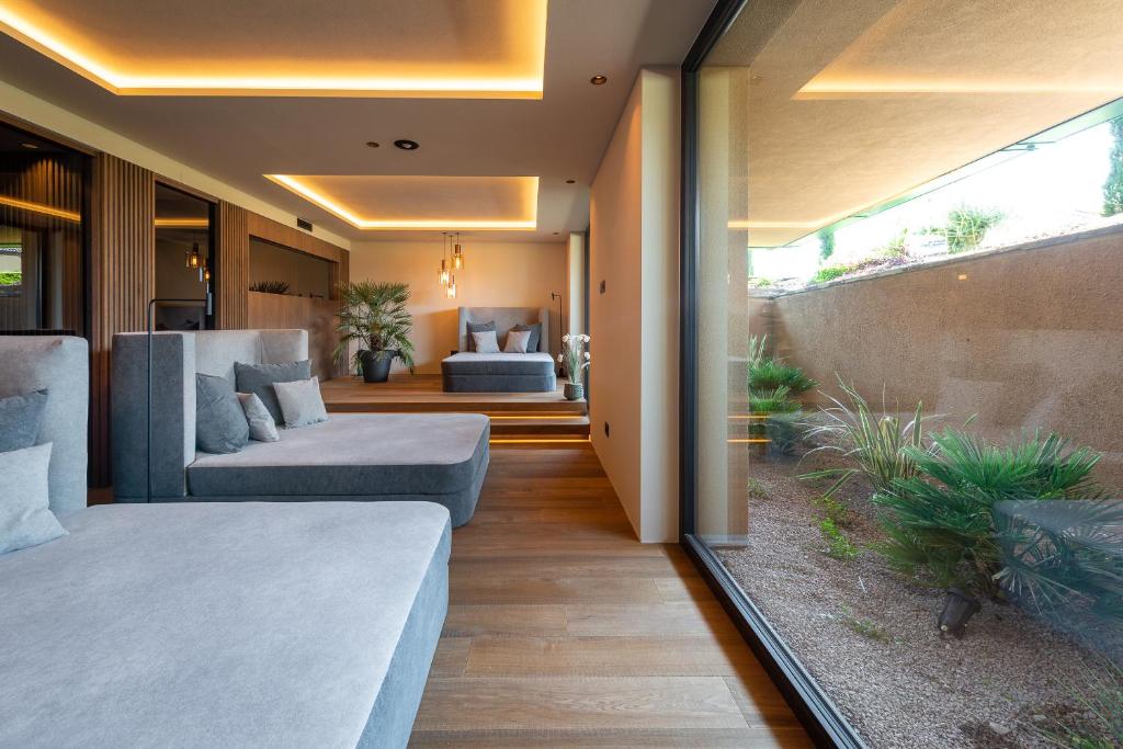 un salon avec deux canapés et un canapé dans l'établissement Überbacherhof, à Termeno