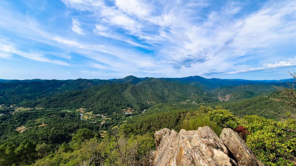 - une vue depuis le sommet d'une montagne dans l'établissement Bivouac nature, Tentes Lodges dans les Cévennes, à Saint-Jean-du-Gard