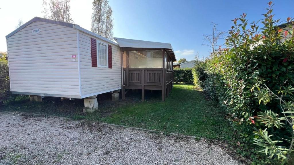 une petite maison blanche assise dans une cour dans l'établissement Détente et nature au bord du Rhône, à Condrieu