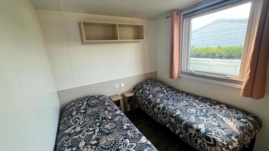 Cette petite chambre comprend un canapé et une fenêtre. dans l'établissement Détente et nature au bord du Rhône, à Condrieu