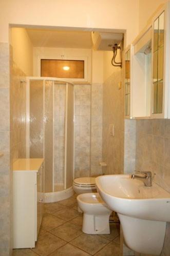 une salle de bain avec toilettes et lavabo dans l'établissement Residence Loggetta Margherita, à San Vincenzo