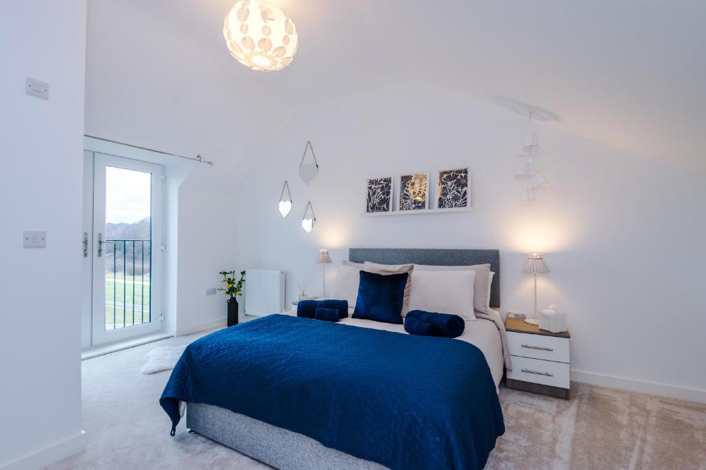 Stunning 3 Story Home, 3 x King Size Beds, Pool Table, Free Parking x2, Ping Pong 2