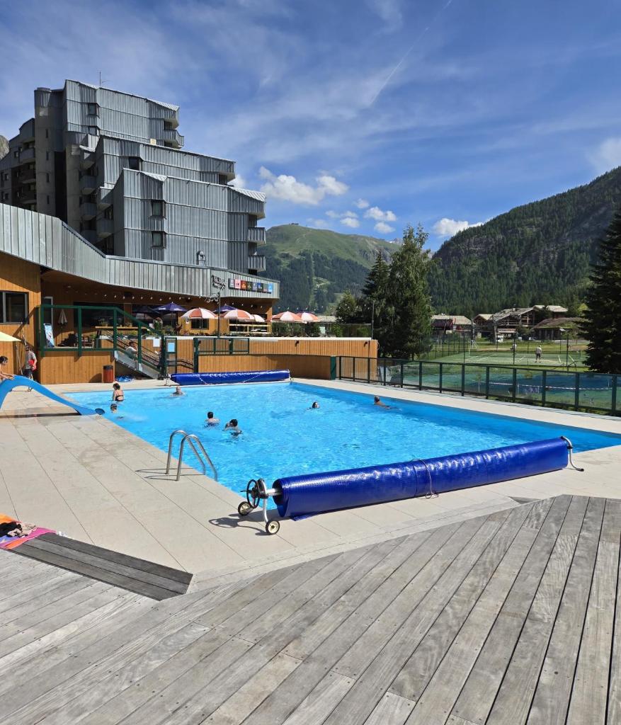 - une grande piscine avec des personnes dans l'établissement Le 1888 Val d'Isère, à La Daille
