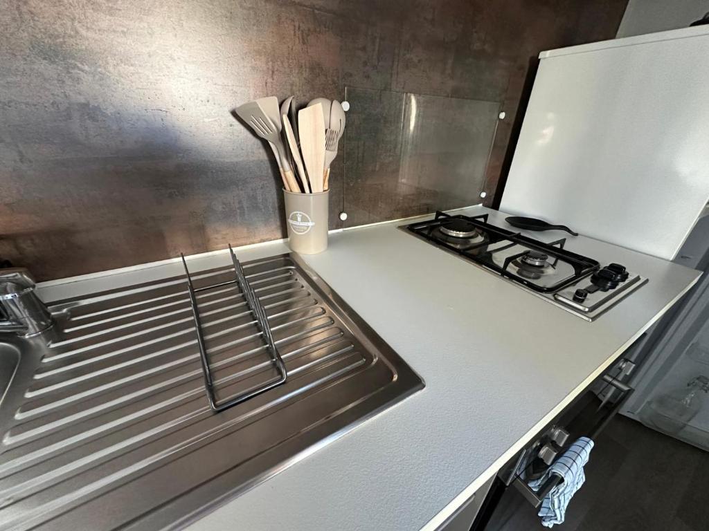 - une cuisine avec un comptoir, une cuisinière et un comptoir dans l'établissement Bungalow 4-6 personnes, à Lattes