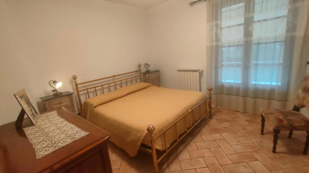 une chambre avec un lit, une chaise et une fenêtre dans l'établissement Villa Bice in Versilia, à Pietrasanta
