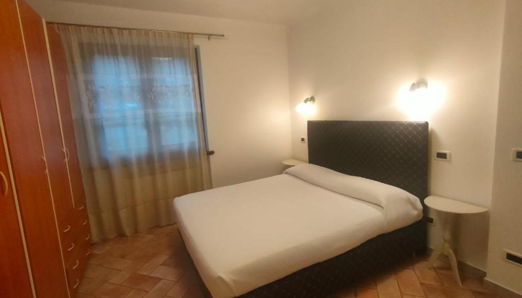 une petite chambre avec un lit blanc et une fenêtre dans l'établissement Villa Bice in Versilia, à Pietrasanta 57 autres photos