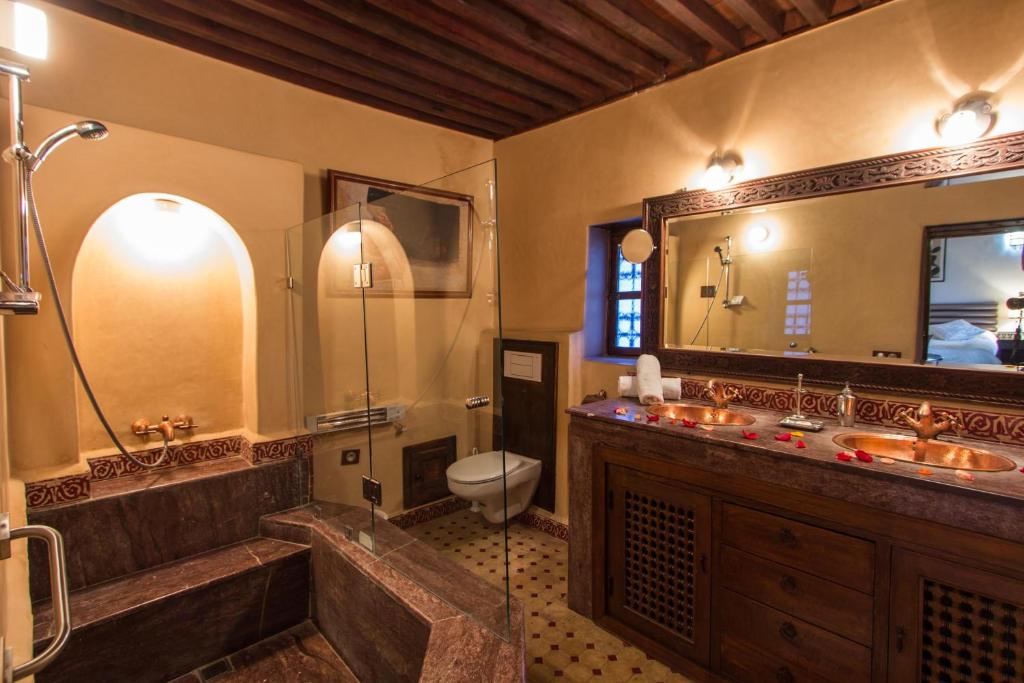 La salle de bains est pourvue de 2 lavabos, d'une douche et de toilettes. dans l'établissement Riad Les Remparts De Fès, à Fès 37 autres photos