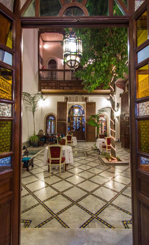 une pièce avec une table et des chaises dans un bâtiment dans l'établissement Riad Les Remparts De Fès, à Fès