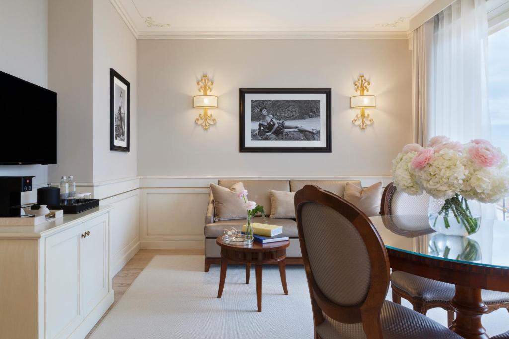 un salon avec un canapé et une table dans l'établissement Grand Hotel Imperiale, à Forte dei Marmi
