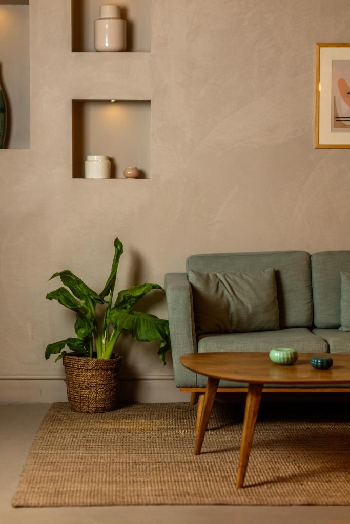 un salon avec un canapé et une table dans l'établissement Residence Sabrina, à Ceriale