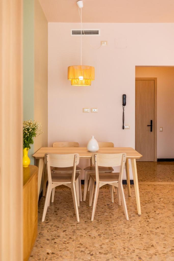 une salle à manger avec une table et des chaises dans l'établissement Residence Sabrina, à Ceriale 42 autres photos