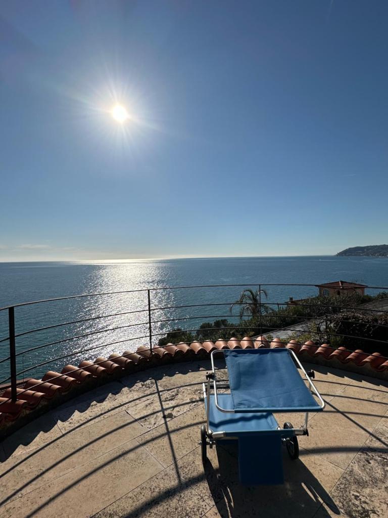 un bateau posé au sommet d'un bâtiment près de l'eau dans l'établissement Il Villino ai Tre Ponti, à Sanremo