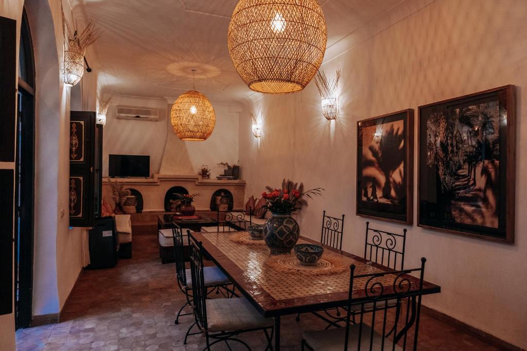 une salle à manger avec une table et des chaises dans l'établissement Riad Bamaga, à Marrakech