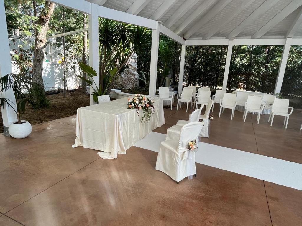- une table et des chaises blanches dans un pavillon dans l'établissement Hotel Borina by Isola dei sapori, à Foce Varano