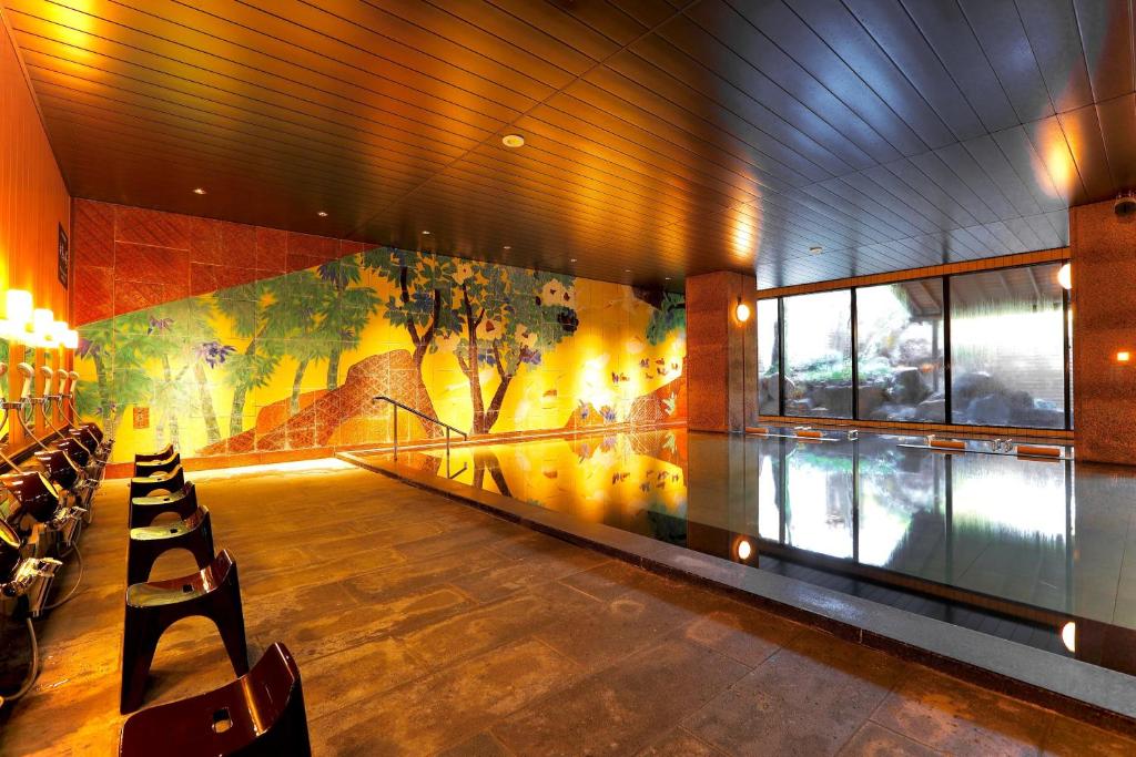 un restaurant avec une fresque murale représentant un arbre sur le mur dans l'établissement Manten no Tsujinoya, à Komatsu