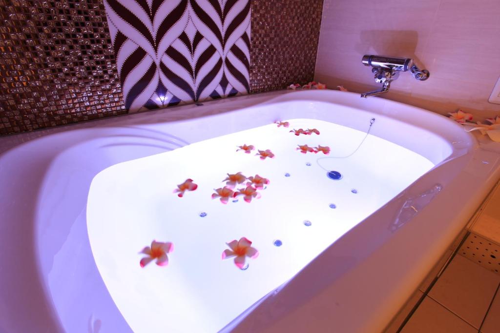 une salle de bain avec une baignoire avec des fleurs dessus dans l'établissement Hotel Moana Shinjuku (Adult Only), à Tokyo 32 autres photos