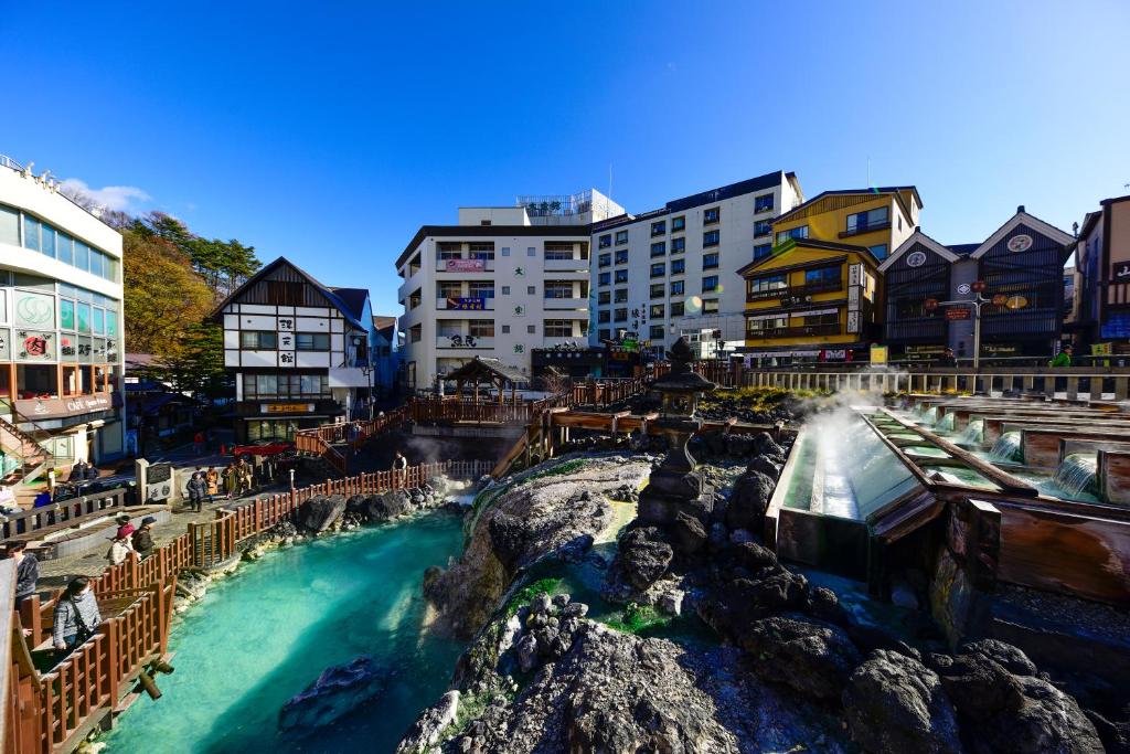 - une vue sur un toboggan aquatique dans un parc à thème dans l'établissement うり房旅館仲通り うら房, à Kusatsu