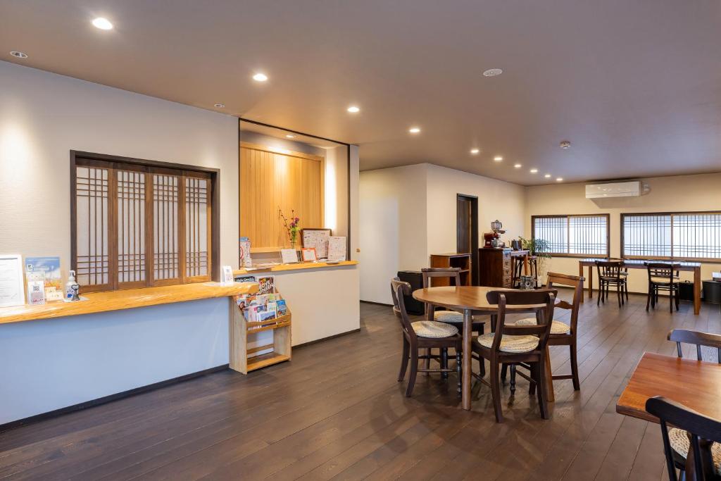 une salle à manger avec une table et des chaises dans l'établissement うり房旅館仲通り うら房, à Kusatsu 15 autres photos