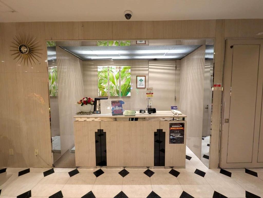 un hall d'entrée avec un comptoir dans un immeuble dans l'établissement Hotel First (Adult Only), à Ikeda