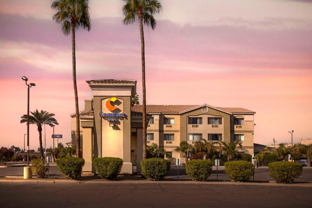 Comfort Inn West Phoenix at 27th Ave and I-I0 Image