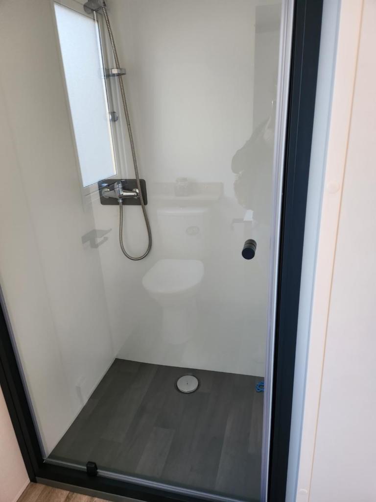 Salle de bains dans l'établissement Bungalow 410, 8 pers Camping 4 étoiles Siblu Le Lac des Rêves