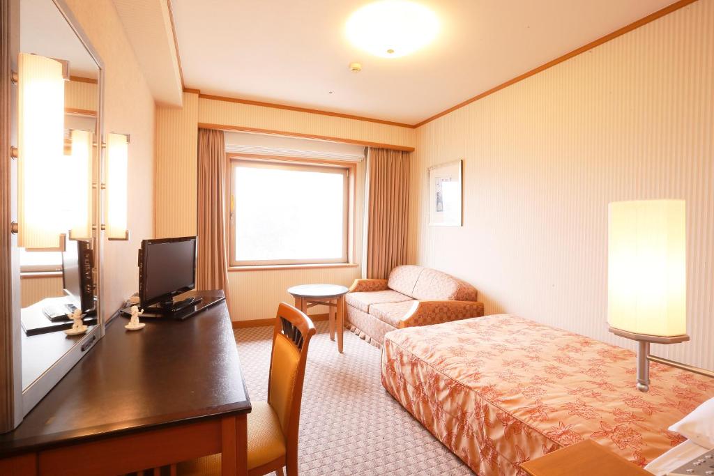 une chambre d'hôtel avec un lit et un bureau dans l'établissement Aeria Tohno, à Tōno 15 autres photos