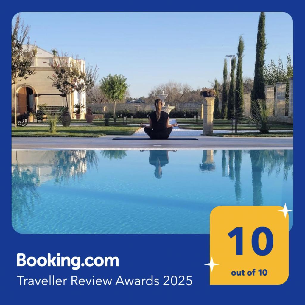 une femme est assise à côté d'une piscine dans l'établissement Villa Anna - Suites & Events, à Specchia