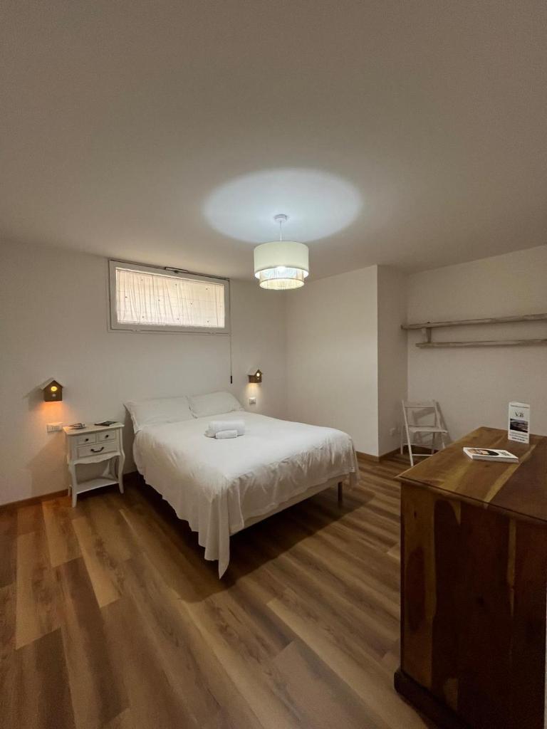 une chambre avec un lit, une table et une fenêtre dans l'établissement Incanto Chic Appartamento in Villa, à Sacrofano