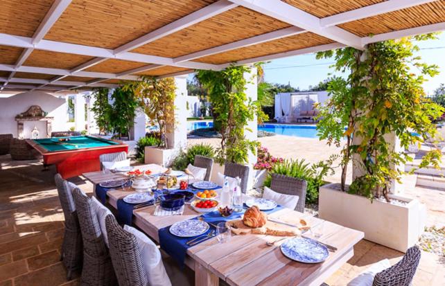 une table avec de la nourriture dessus sur une terrasse dans l'établissement Villa Favorita Luxury - Italia Monopoli Puglia Trullo, à Monopoli