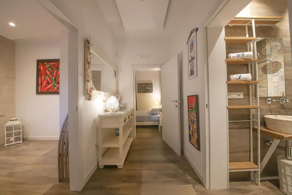 un couloir avec un lavabo et une salle de bains. dans l'établissement Nilu al Mare - Villa pool & sea Monopoli, à Monopoli