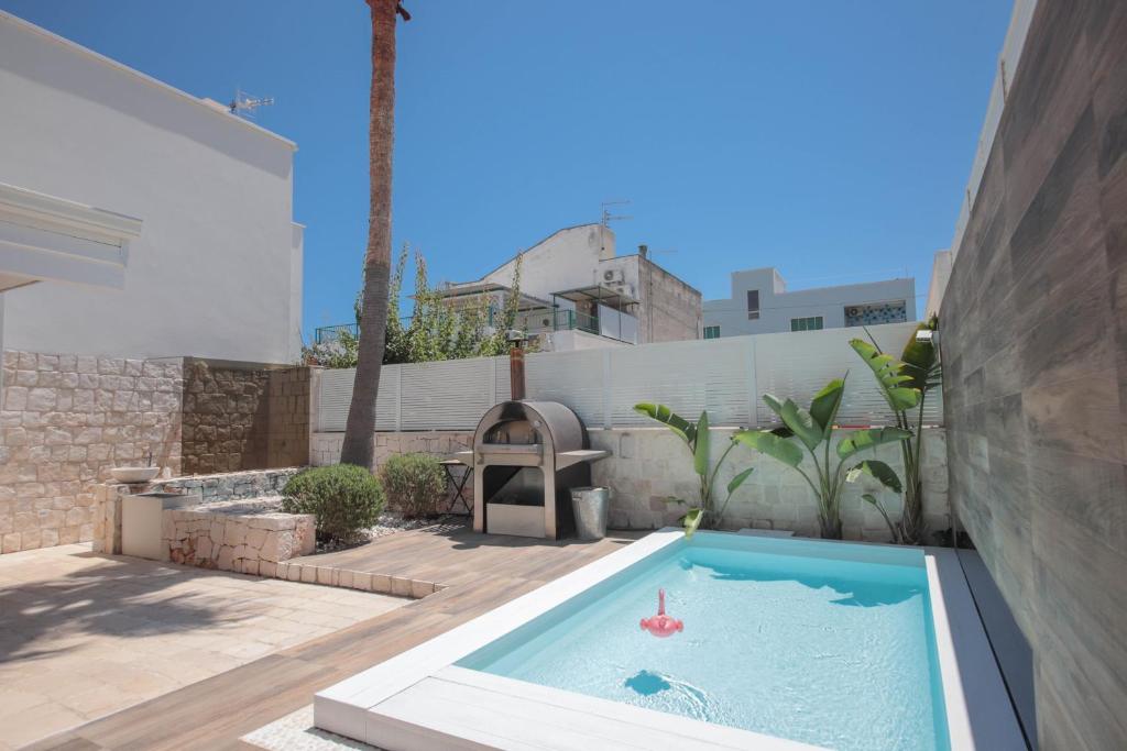 - une piscine à l'arrière avec un bain à remous dans la cour dans l'établissement Nilu al Mare - Villa pool & sea Monopoli, à Monopoli