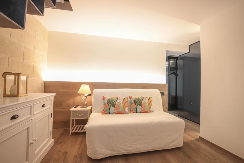 une chambre avec un lit et une télévision dans l'établissement Nilu al Mare - Villa pool & sea Monopoli, à Monopoli 62 autres photos