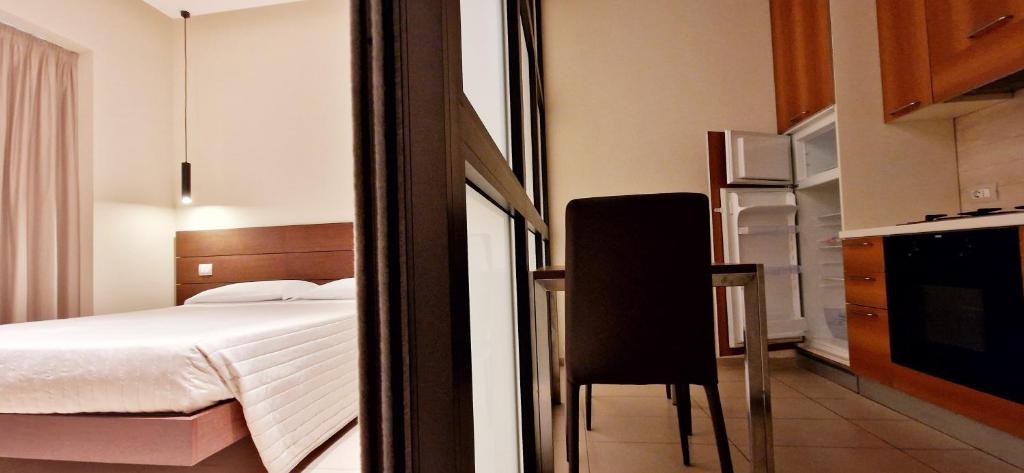 une chambre avec un lit, une table et une chaise dans l'établissement Martur Resort, à Termoli