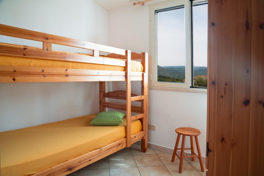 Ce lit superposé se trouve dans un dortoir doté d'une fenêtre. dans l'établissement Residence Chiesiola, à Vieste