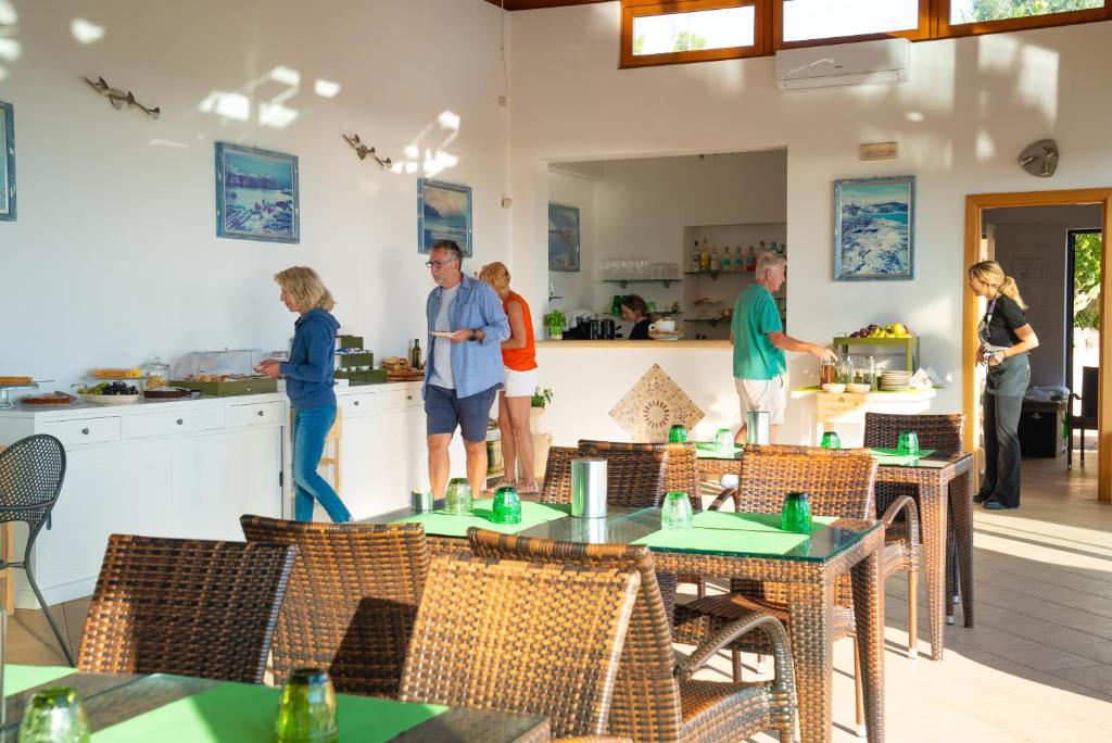 un groupe de personnes debout dans une cuisine dans l'établissement Residence Chiesiola, à Vieste