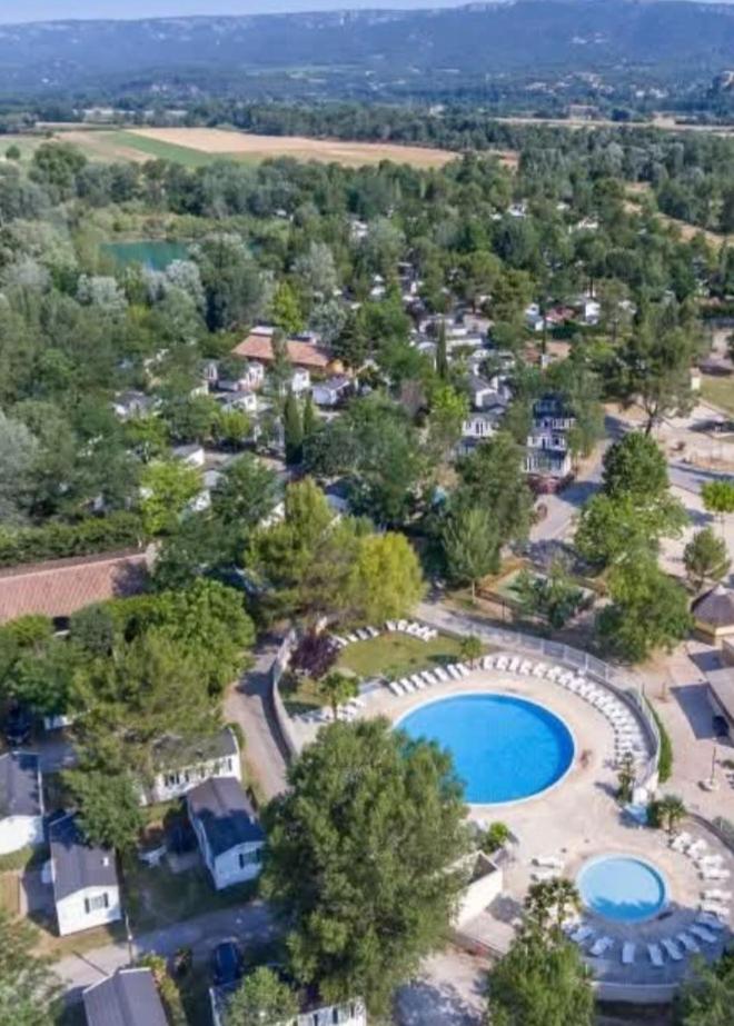 une vue aérienne d'un complexe avec piscine dans l'établissement Camping Domaine des iscles, à La Roque-dʼAnthéron