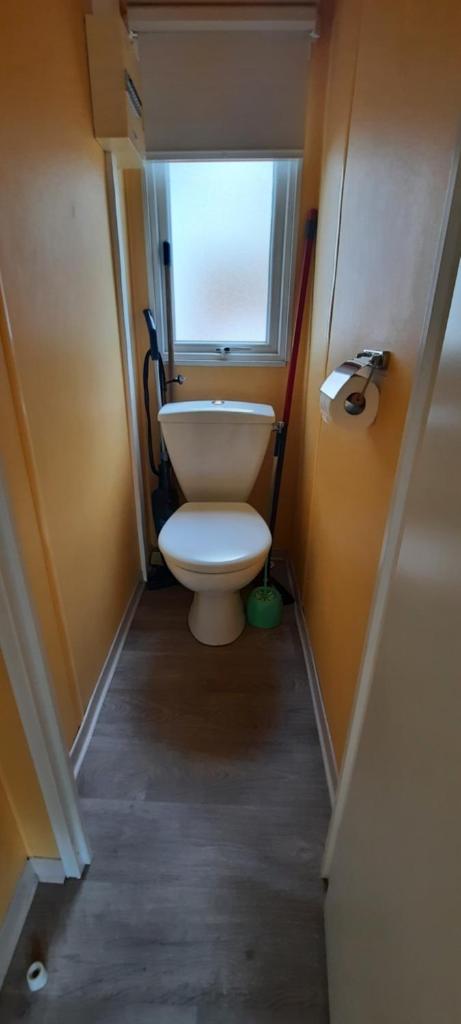 Elle comprend une petite salle de bains pourvue de toilettes et d'une fenêtre. dans l'établissement Camping Domaine des iscles, à La Roque-dʼAnthéron 11 autres photos