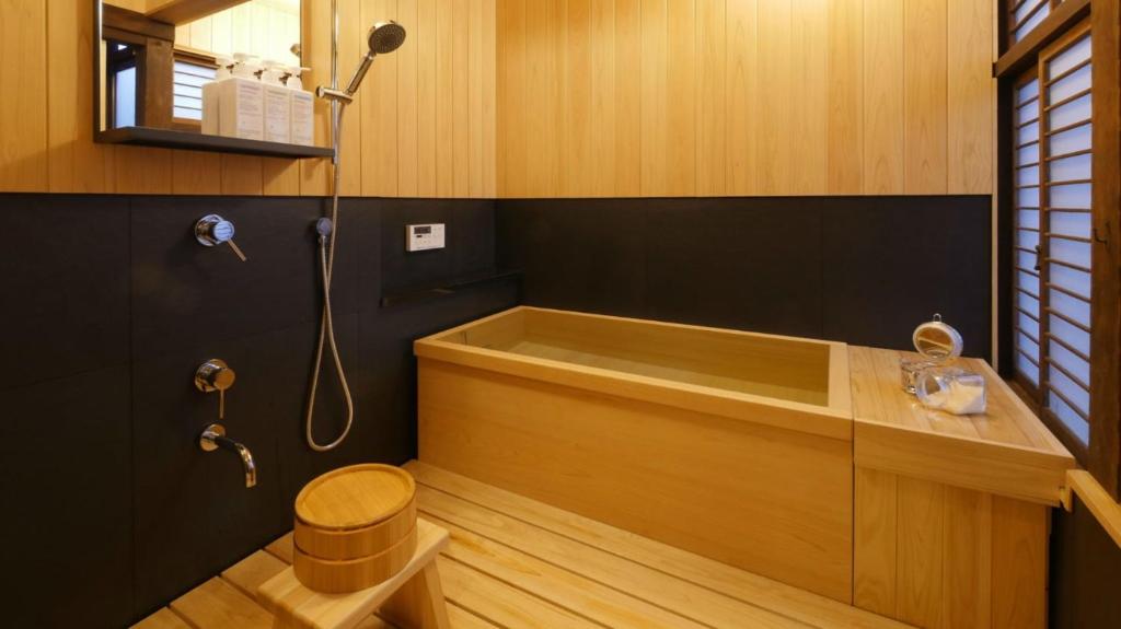 une salle de bain avec baignoire et douche dans l'établissement NIPPONIA HOTEL Takehara Saltworks Town, à Takekara