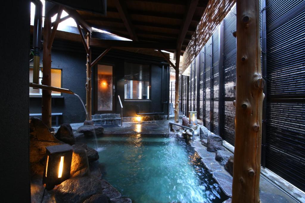 une piscine au milieu d'une maison dans l'établissement Uematsuya, à Ueda