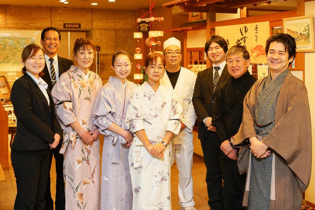 un groupe de personnes posant pour une photo dans l'établissement Uematsuya, à Ueda 37 autres photos
