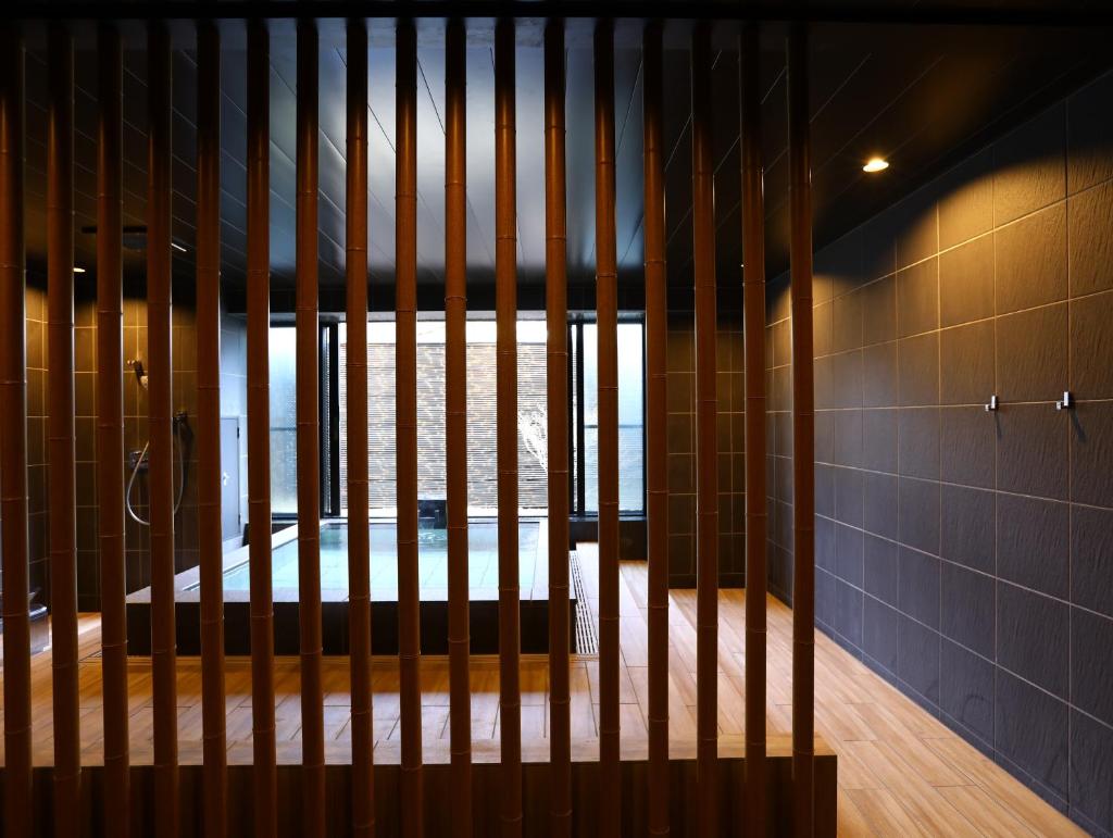 une chambre avec une clôture au milieu d'une pièce dans l'établissement Uematsuya, à Ueda