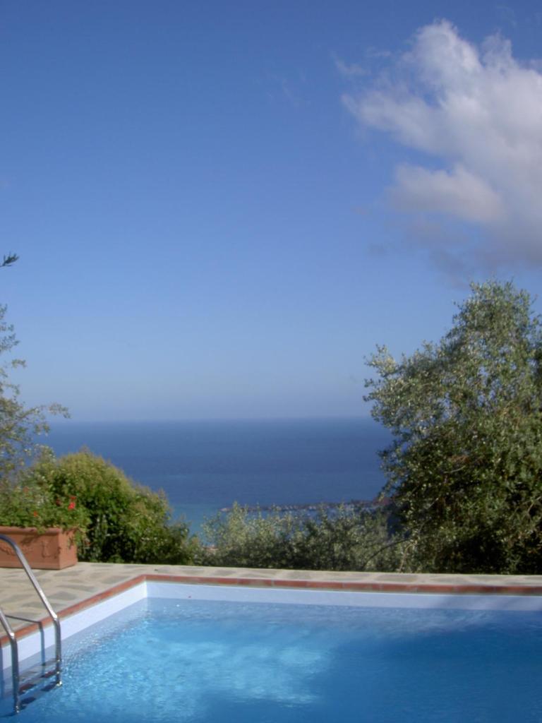 une piscine avec vue sur l'océan dans l'établissement Villa Eos, à Santa Margherita Ligure