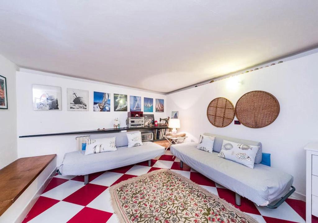 - un salon avec 2 lits et un tapis dans l'établissement Villa Eos, à Santa Margherita Ligure