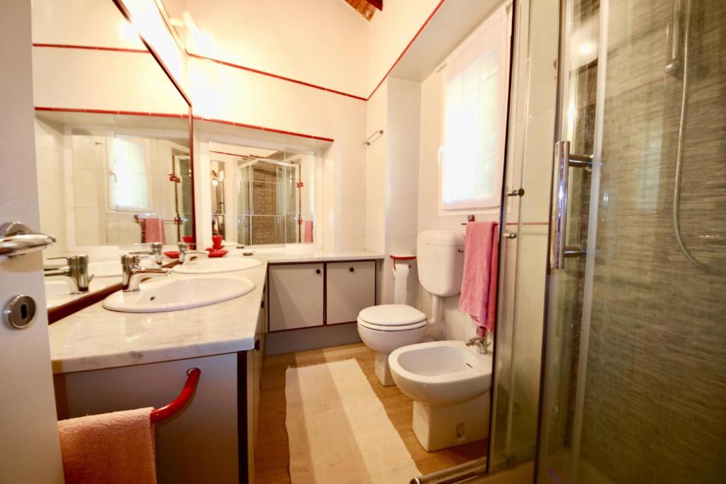 une salle de bain avec toilettes, lavabo et douche dans l'établissement Villa Eos, à Santa Margherita Ligure