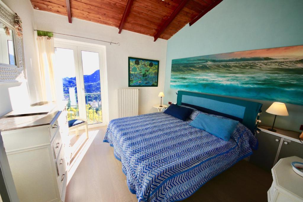 une chambre avec un lit et un tableau au mur dans l'établissement Villa Eos, à Santa Margherita Ligure 25 autres photos