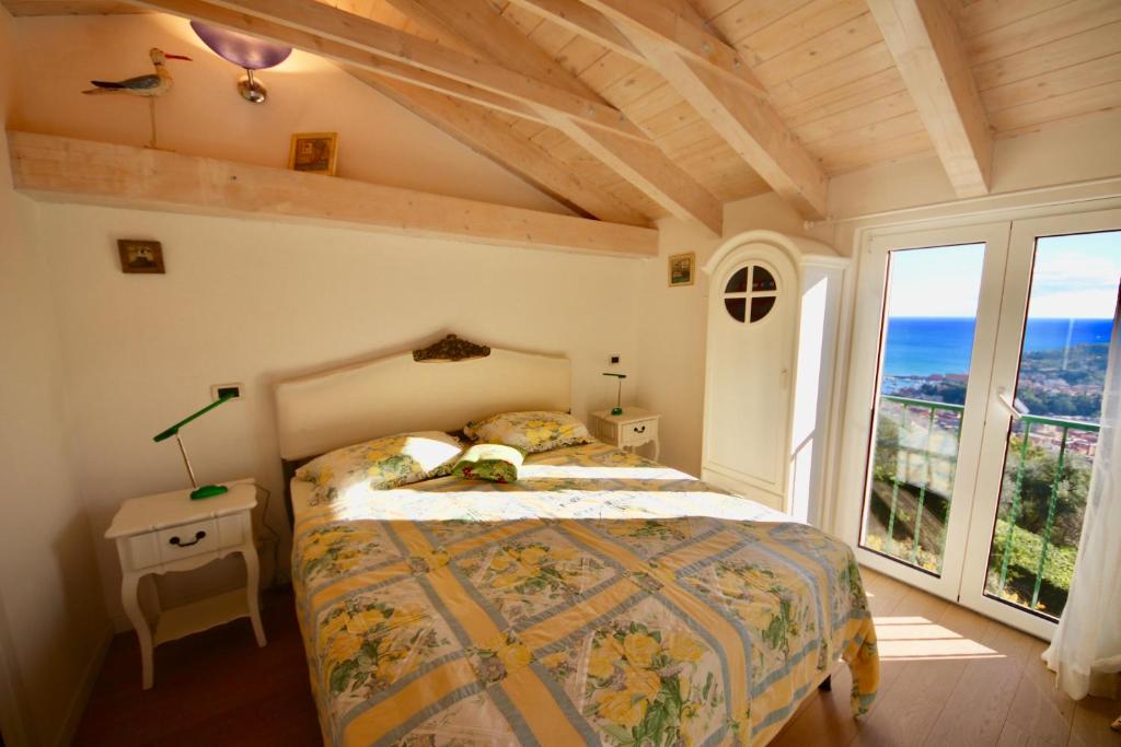 une chambre avec un lit et une grande fenêtre dans l'établissement Villa Eos, à Santa Margherita Ligure